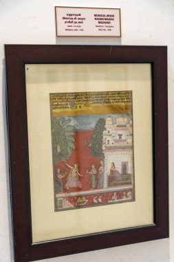 Chennai, Tamil Nadu, Hindistan - 02.07.2025: Bir kadın ve bir erkeğin çerçeveli resmi. Kadın kırmızı bir elbise giyiyor. Adamın elinde bir kuş var. Chennai 'de.