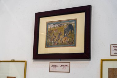 Chennai, Tamil Nadu, Hindistan - 02.07.2025: Bir adam ve bir fille bir savaş sahnesinin resmi. Adam bir kılıç tutuyor. Chennai 'de.