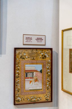 Chennai, Tamil Nadu, Hindistan - 02.07.2025: Bir odada oturan bir erkek ve kadının çerçeveli resmi. Tablo altın çerçeveli. Chennai 'de.