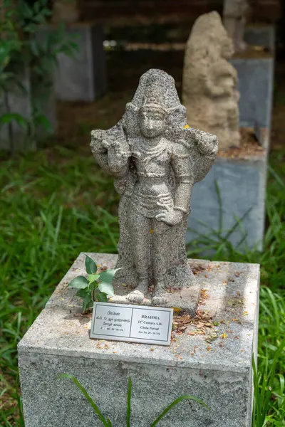 Chennai, Tamil Nadu, Hindistan - 02.07.2025: Heykelin üzerinde bir kadın heykeli var. Heykelin yanında bir işaret var. Tabelada 