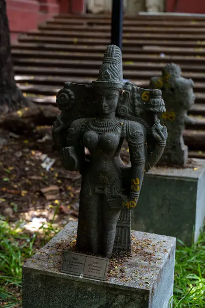 Chennai, Tamil Nadu, Hindistan - 02.07.2025: Heykelin üzerinde bir kadın heykeli var. Heykel bir tanrıçaya ait. Chennai 'de.