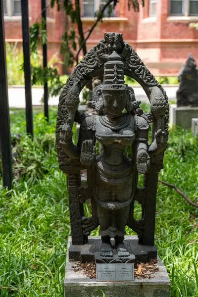 Chennai, Tamil Nadu, Hindistan - 02.07.2025: Başlıklı bir kadın heykeli. Heykel bir kaidede. Chennai 'de.