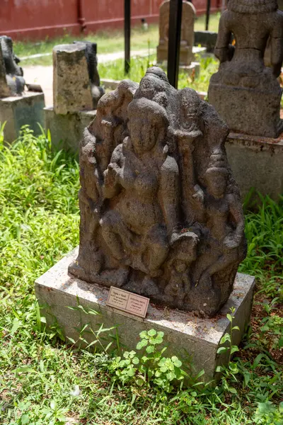 Chennai, Tamil Nadu, Hindistan - 02.07.2025: Taş bir üste bir kişinin heykeli bulunuyor. Üstte 