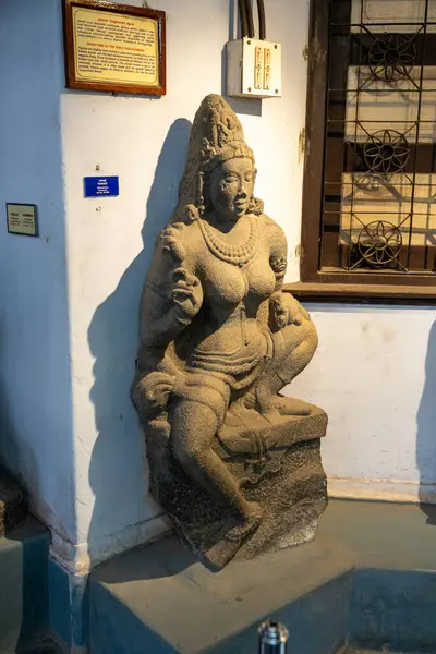 Chennai, Tamil Nadu, Hindistan - 02.07.2025: Kayanın üzerinde oturan bir kadın heykeli. Heykel taştan yapılmıştır ve bir çıkıntıya yerleştirilir. Chennai 'de.
