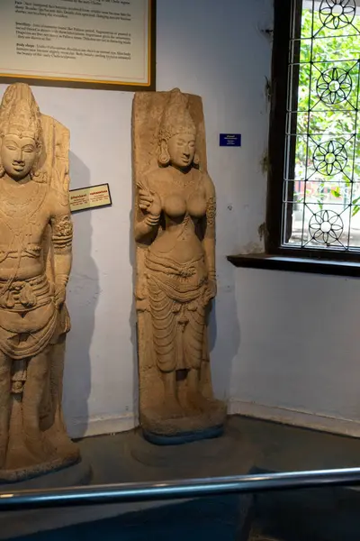 Chennai, Tamil Nadu, Hindistan - 02.07.2025: İki kadın heykeli yan yana duruyor. Heykellerden biri mavi bir işaret takıyor. Chennai 'de.