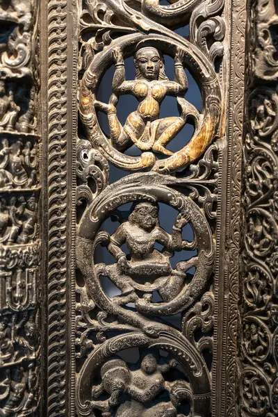 Chennai, Tamil Nadu, Hindistan - 02.07.2025: Kafasında yılan olan bir kadının yer aldığı güzel bir sanat eseridir. Chennai 'de.