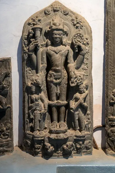 Chennai, Tamil Nadu, Hindistan - 02.07.2025: Asa tutan bir erkek ve çiçekli bir kadın heykeli. Heykel bir kaidede. Chennai 'de.