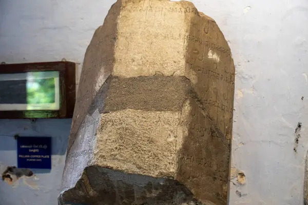 Chennai, Tamil Nadu, Hindistan - 02.07.2025: Üzerinde yazı olan taş bir duvar. Yazı yabancı bir dilde yazılmış. Chennai 'de.