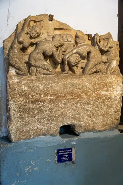 Chennai, Tamil Nadu, Hindistan - 02.07.2025: Dört kadın ve bir erkeğin taş oyması. Oymanın yanında mavi bir tabela var. Chennai 'de.