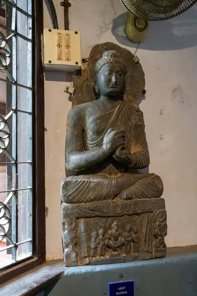 Chennai, Tamil Nadu, Hindistan - 02.07.2025: Taş bir levhada oturan bir adam heykeli. Heykel bir Budist keşiş heykeli. Chennai 'de.