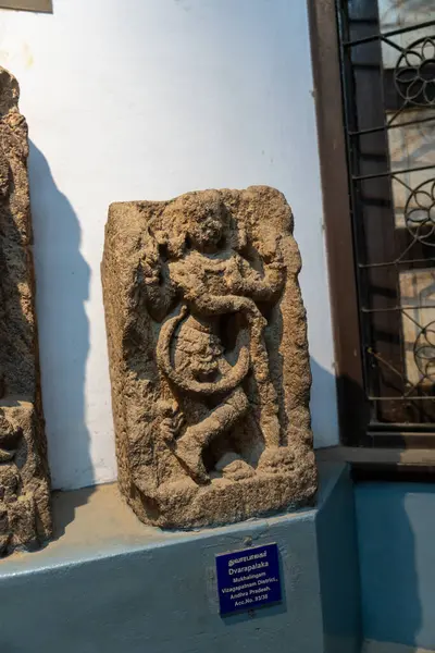 Chennai, Tamil Nadu, Hindistan - 02.07.2025: Yılan tutan bir adamın heykeli. Heykel bir müzede sergileniyor. Chennai 'de.