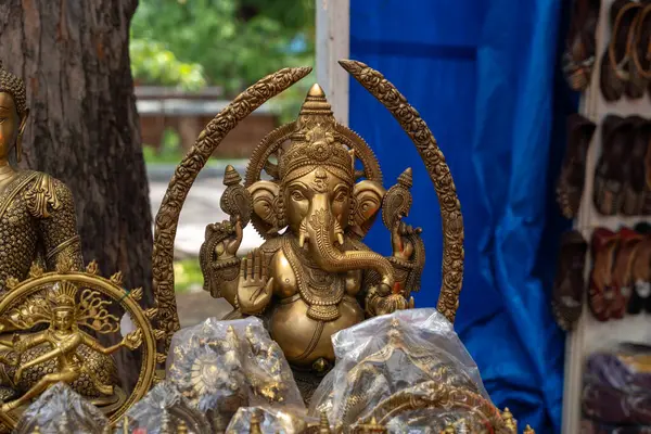 Chennai, Tamil Nadu, Hindistan - 02.07.2025: Altın bir Ganesh heykeli sergilenmektedir. Etrafı başka heykellerle çevrili. Chennai 'de.