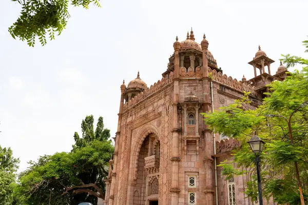 Chennai, Tamil Nadu, Hindistan - 02.07.2025: Yeşil çatılı ve geniş kemerli güzel bir bina. Chennai 'de.