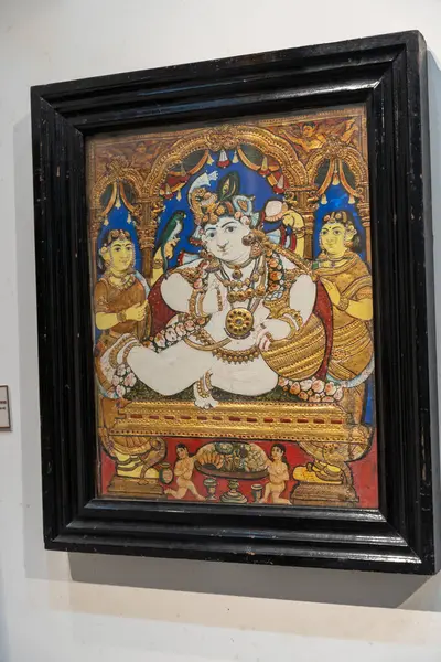 Chennai, Tamil Nadu, Hindistan - 02.07.2025: Tahtta oturan bir adamın resmi. Tabloda üç kişi var. Chennai 'de.