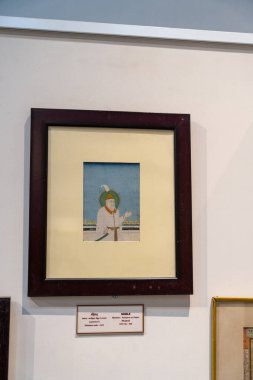 Chennai, Tamil Nadu, Hindistan - 02.07.2025: Sakallı ve beyaz gömlekli bir adamın çerçeveli resmi. Çerçeve kahverengi. Chennai 'de.