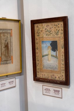 Chennai, Tamil Nadu, Hindistan - 02.07.2025: Bir erkek ve bir kadının çerçeveli resmi. Adam altın bir kolye takıyor. Chennai 'de.