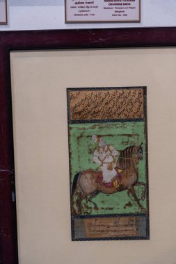 Chennai, Tamil Nadu, Hindistan - 02.07.2025: Bir adam bir tabloda ata biniyor. Resim çerçevelenmiş ve duvara asılmış. Chennai 'de.