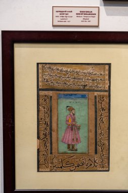 Chennai, Tamil Nadu, Hindistan - 02.07.2025: Kılıçlı bir adamın çerçeveli resmi. Resim yabancı bir dilde. Çerçeve kahverengi. Chennai 'de.