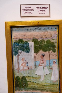 Chennai, Tamil Nadu, Hindistan - 02.07.2025: Boru tutan bir erkekle bir kadının resmi. Kadın beyaz bir elbise giyiyor. Chennai 'de.