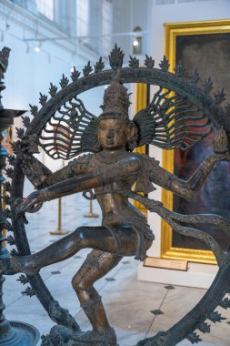 Chennai, Tamil Nadu, Hindistan - 02.07.2025: Altın çerçeveli bir kadın heykeli. Elinde bir kılıç ve altın bir kafası var. Chennai 'de.