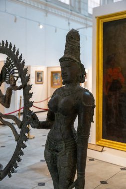 Chennai, Tamil Nadu, Hindistan - 02.07.2025: Disk tutan bir kadın heykeli. Heykel bir müzede. Başka heykeller de var. Chennai 'de.