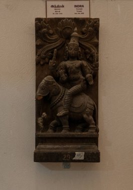 Chennai, Tamil Nadu, Hindistan - 02.07.2025: At süren bir kadın heykeli. Heykel bir müzede sergileniyor. Chennai 'de.