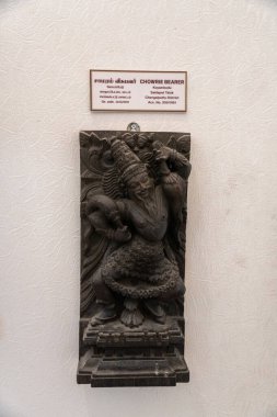 Chennai, Tamil Nadu, Hindistan - 02.07.2025: Kılıç tutan bir adamın heykeli. Heykel bir duvarda. Chennai 'de.