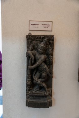 Chennai, Tamil Nadu, Hindistan - 02.07.2025: Çubuk tutan bir kadın heykeli. Heykel bir müzede sergileniyor. Chennai 'de.