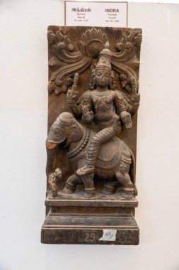 Chennai, Tamil Nadu, Hindistan - 02.07.2025: At süren bir kadın heykeli. Heykel Hindistan 'dan. Heykel bir müzede sergileniyor. Chennai 'de.