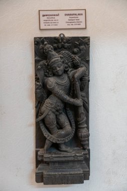 Chennai, Tamil Nadu, Hindistan - 02.07.2025: Asa tutan bir adamın heykeli. Heykel bir duvarda. Chennai 'de.