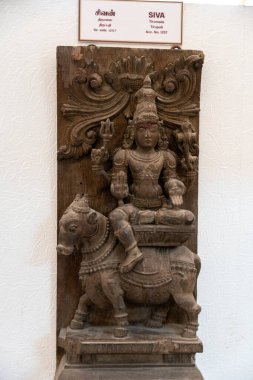 Chennai, Tamil Nadu, Hindistan - 02.07.2025: ata binen bir adamın heykeli. Heykel bir müzede sergileniyor. Adam kırmızı bir şey giyiyor. Chennai 'de.