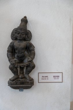 Chennai, Tamil Nadu, Hindistan - 02.07.2025: Şapkalı bir adamın heykeli. Heykel beyaz arka planda. Chennai 'de.