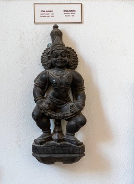 Chennai, Tamil Nadu, Hindistan - 02.07.2025: Sandalyede oturan bir adamın heykeli. Heykel siyah ve altın bir tacı var. Chennai 'de.