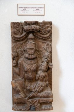 Chennai, Tamil Nadu, Hindistan - 02.07.2025: Bir adam ve bir çocuğun ahşap heykeli. Adam kucağında bir çocuk tutuyor. Chennai 'de.