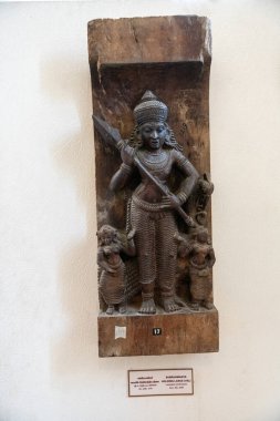 Chennai, Tamil Nadu, Hindistan - 02.07.2025: Mızrak tutan bir kadın heykeli. Heykel bir müzede sergileniyor. Chennai 'de.