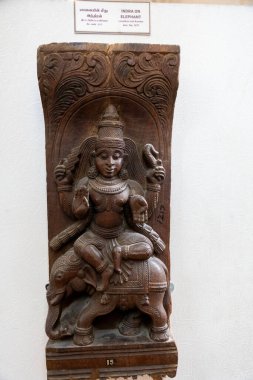 Chennai, Tamil Nadu, Hindistan - 02.07.2025: Bir fil üzerinde oturan bir adam heykeli. Heykel bir müzede sergileniyor. Chennai 'de.