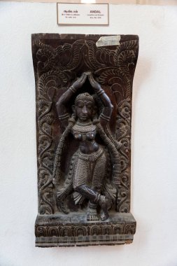 Chennai, Tamil Nadu, Hindistan - 02.07.2025: Kalçasında eli olan bir kadın heykeli. Heykel beyaz arka planda. Chennai 'de.