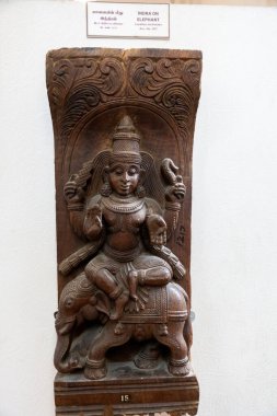 Chennai, Tamil Nadu, Hindistan - 02.07.2025: Filin üzerinde oturan bir kadın heykeli. Heykel bir müzede sergileniyor. Chennai 'de.