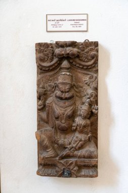 Chennai, Tamil Nadu, Hindistan - 02.07.2025: Bir erkek ve bir kadının heykeli. Adamın kucağında bir çocuk var. Chennai 'de.