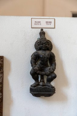 Chennai, Tamil Nadu, Hindistan - 02.07.2025: kafasında taç olan bir adamın heykeli. Heykel siyah ve sergileniyor. Chennai 'de.