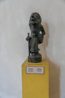 Chennai, Tamil Nadu, Hindistan - 02.07.2025: Çubuklu bir adamın heykeli sarı bir kaidededir. Heykelin üzerinde 