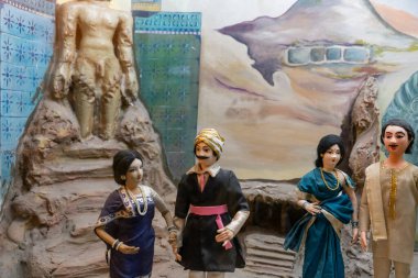 Chennai, Tamil Nadu, Hindistan - 02.07.2025: Bir grup insan bir heykelin önünde duruyor. İnsanlardan biri sari giyiyor. Chennai 'de.