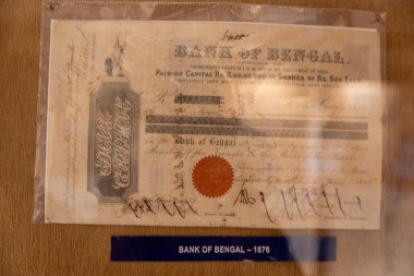 Chennai, Tamil Nadu, Hindistan - 02.07.2025: Bengal Bankası 'ndan bir banknot. Not 1877 tarihli. Not plastik bir kutunun içinde. Chennai 'de.