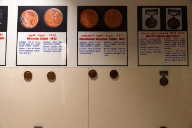 Chennai, Tamil Nadu, Hindistan - 02.07.2025: Metal kancalı bir duvar ve metal raptiyeli bir sıra. İğneler 1912 'de Chennai' de etiketlenmiş.