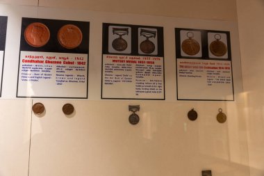 Chennai, Tamil Nadu, Hindistan - 02.07.2025: Duvarda üç sıra madalya sergilenmektedir. İlk sıra Hindistan 'dan. Chennai 'de.