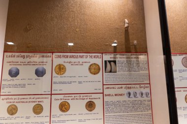 Chennai, Tamil Nadu, Hindistan - 02.07.2025: Dünyanın dört bir yanından bozuk para sergisi. Ekran yabancı bir dilde. Chennai 'de.
