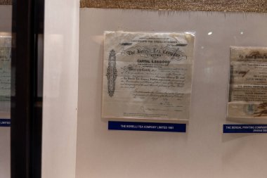 Chennai, Tamil Nadu, Hindistan - 02.07.2025: Bir cam kutuda evlilik belgesi sergilenmektedir. Sertifika Chennai 'de 1841 tarihli.