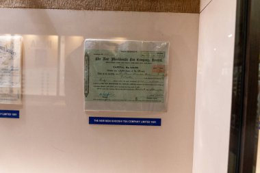 Chennai, Tamil Nadu, Hindistan - 02.07.2025: Duvarda bir sertifika asılı. Sertifika yeşil ve beyaz harfli. Chennai 'de.