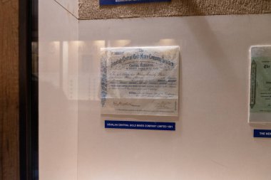 Chennai, Tamil Nadu, Hindistan - 02.07.2025: Duvarda altın sertifikası asılı. Sertifika Chennai 'de 1887 tarihli.