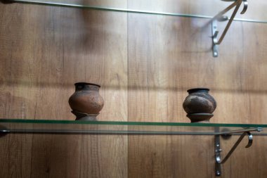 Chennai, Tamil Nadu, Hindistan - 02.07.2025: Bir rafta iki vazo. Biri solda ve diğeri de sağda. Chennai 'de.